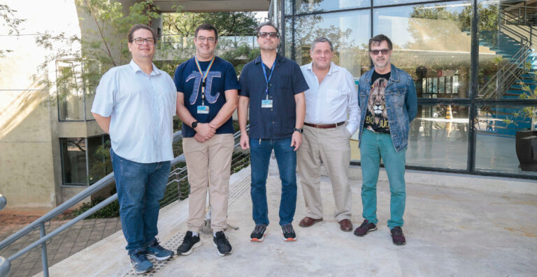 Professors Fábio Siviero, Fernando Abdulkader, Guilherme Andrade Marson, Roger Chammas e Claudemir Viana em frente ao prédio do InovaUSP.