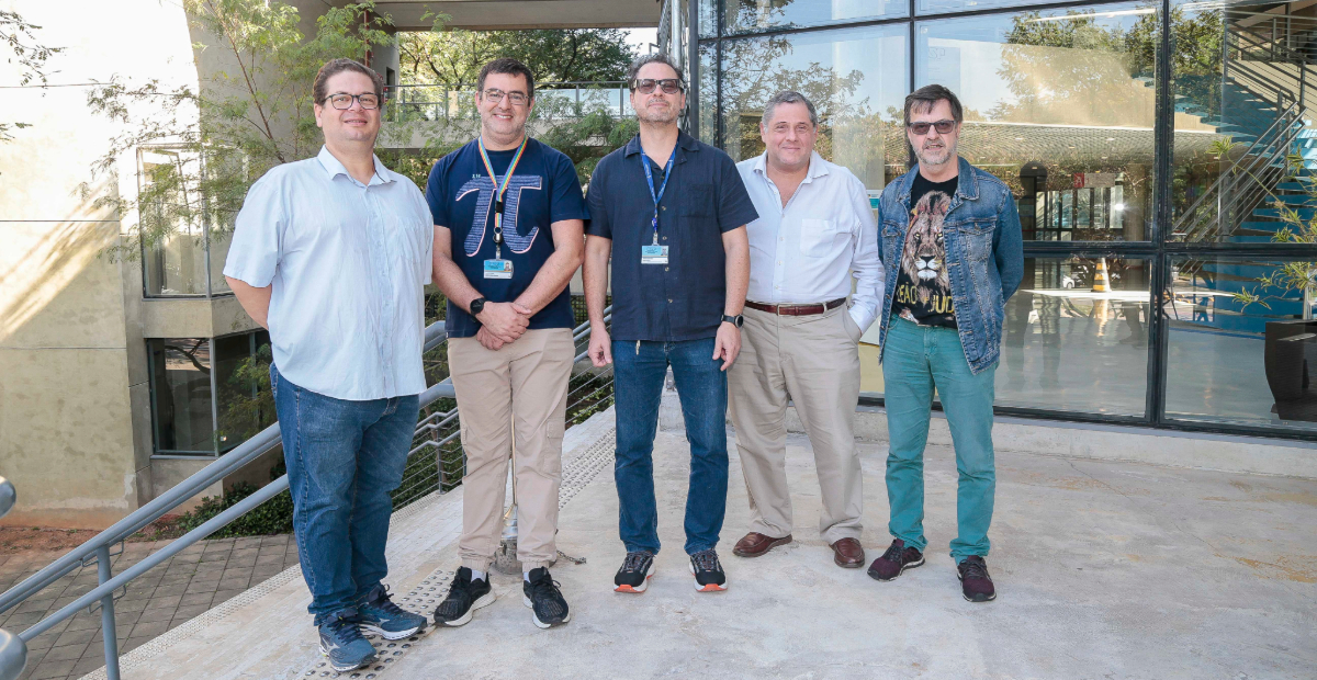 Professors Fábio Siviero, Fernando Abdulkader, Guilherme Andrade Marson, Roger Chammas e Claudemir Viana em frente ao prédio do InovaUSP.