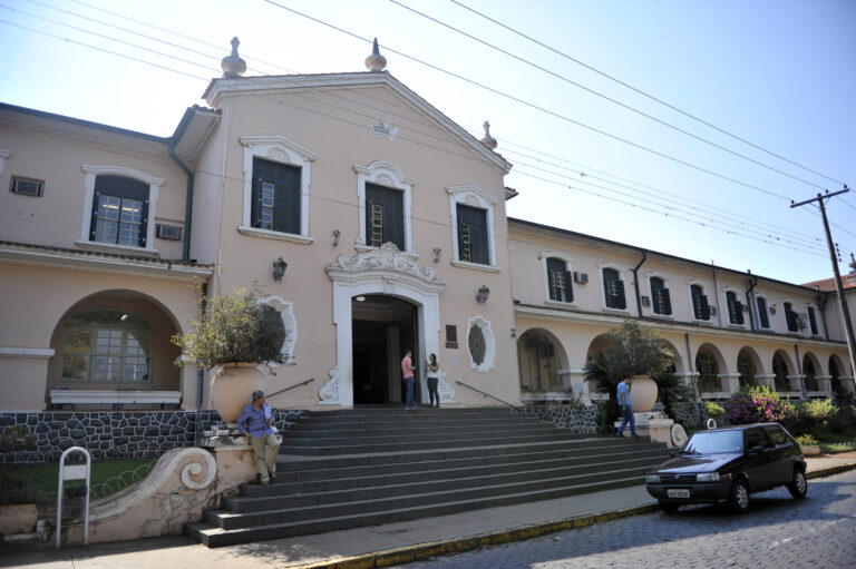 Foto da fachada da Faculdade de Medicina de Ribeirão Preto da USP (FMRP-USP)