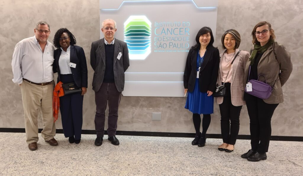 O Professor Roger Chammas, a Professora Maria Madalena Chimpolo, o Professor Sergio Persival Baroncini Proença, a Professora Nancy Lan Guo, Christiane Nagayassu e Patrícia de Domenico Grijó posam em frente à placa do ICESP.