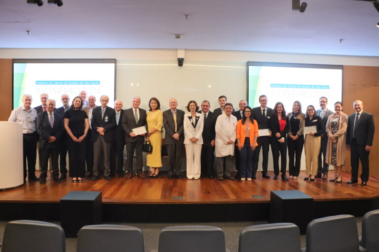 Foto dos participantes da cerimônia de entrega do prêmio.