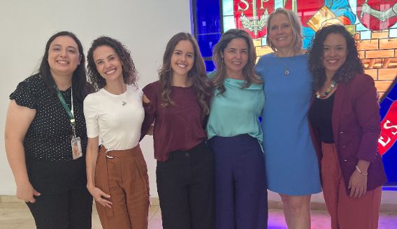 Professoras Patricia Coelho de Soárez e Wija Oortwijn com estudantes de Pós-Graduação durante o evento.