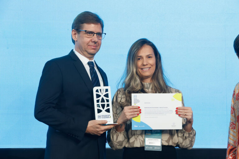 Pesquisadores Prof. Dr. Valtencir Zucolotto e Natália Noronha Ferreira Naddeo